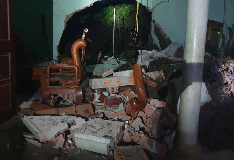 Khối lượng lớn đất đá sạt lở vào nhà ông Hùng trong đêm, gây hư hỏng nhà cửa và tài sản. (Ảnh: VOV)