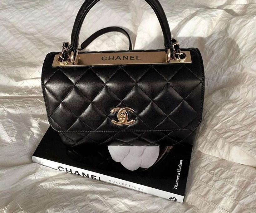 Cô gái bán xe của bạn trai để mua túi Chanel. Ảnh minh họa.