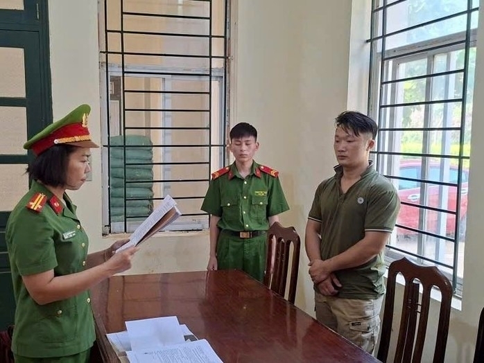 Cơ quan công an đọc lệnh khởi tố Vũ Anh Đức. Ảnh: Người lao động