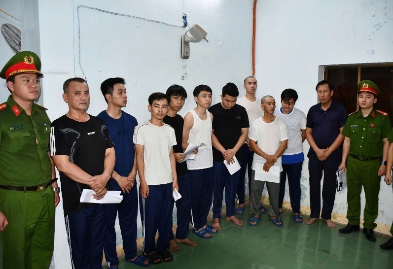 Các đối tượng trong đường dây buôn bán "khí cười" bị công an bắt tạm giam. Ảnh: Lao động