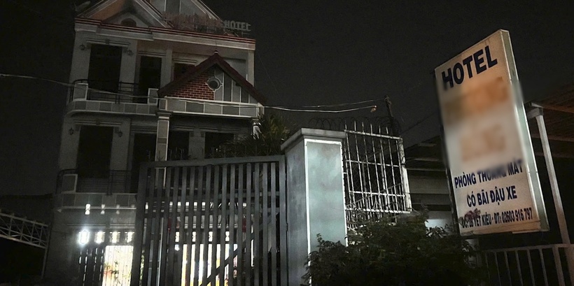 Cảnh sát hình sự triệt xóa điểm mua bán dâm trong khách sạn P.H. (Ảnh: Báo Quảng Ngãi)