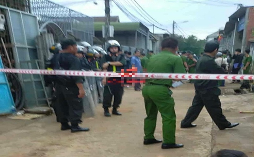 Cơ quan công an phong tỏa hiện trường, điều tra vụ thảm án. (Ảnh: Người lao động)