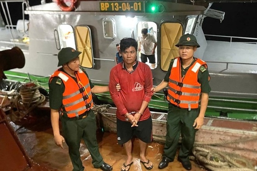 Đối tượng trốn lệnh truy nã bị Đồn Biên phòng Côn Đảo phát hiện, bắt giữ trên tàu cá. Ảnh: Lao động