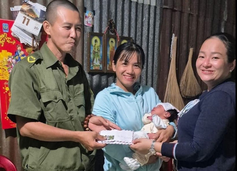 Anh Nguyễn Văn Hồ - nhân viên lực lượng An ninh trật tự cơ sở Công an xã Mỹ Thuận - nhận chăm sóc bé trai. (Ảnh: Dân trí)