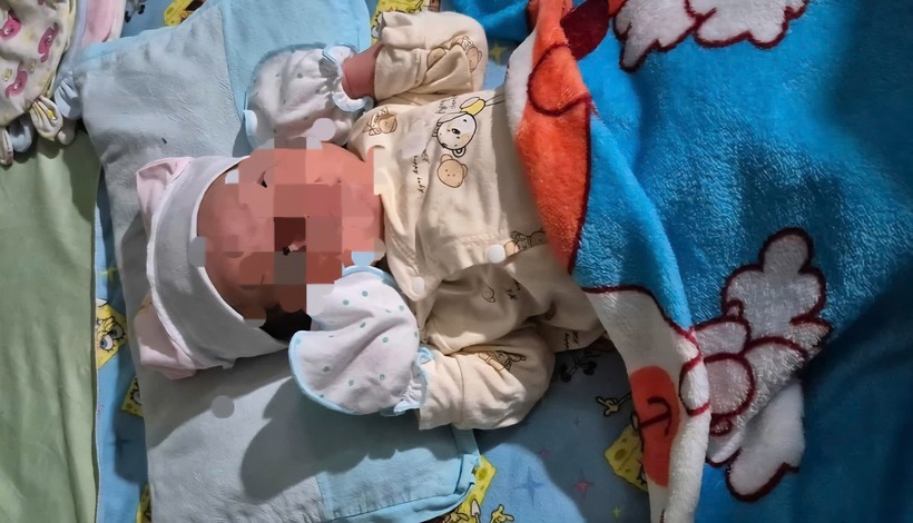 Bé trai sơ sinh được đặt tên là "Sóc" được người dân phát hiện ven đường vào ngày 13/9. Ảnh: Báo Xây dựng