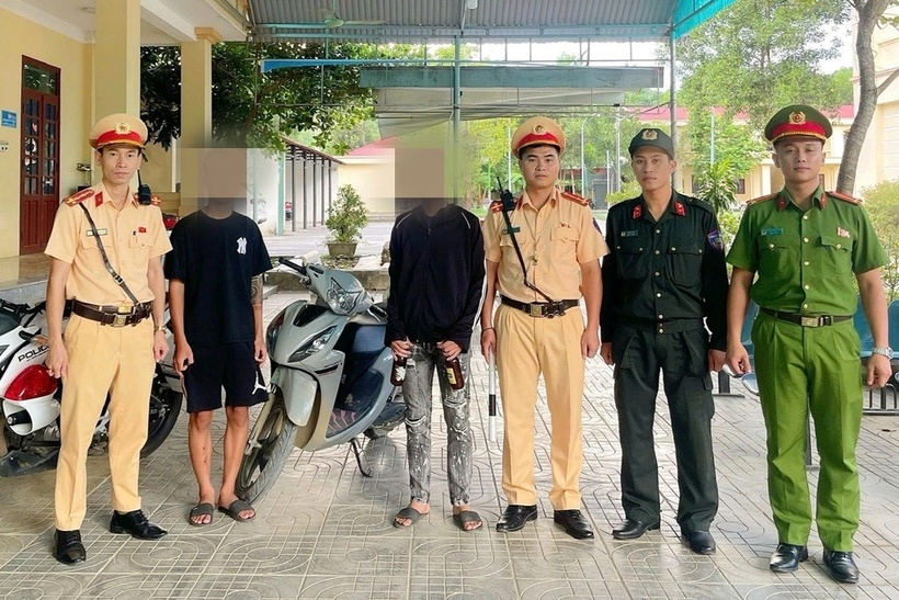 Tổ công tác lập biên bản vụ việc và bàn giao cho Công an xã Quan Sơn tiếp tục xử lý. Ảnh: Dân trí