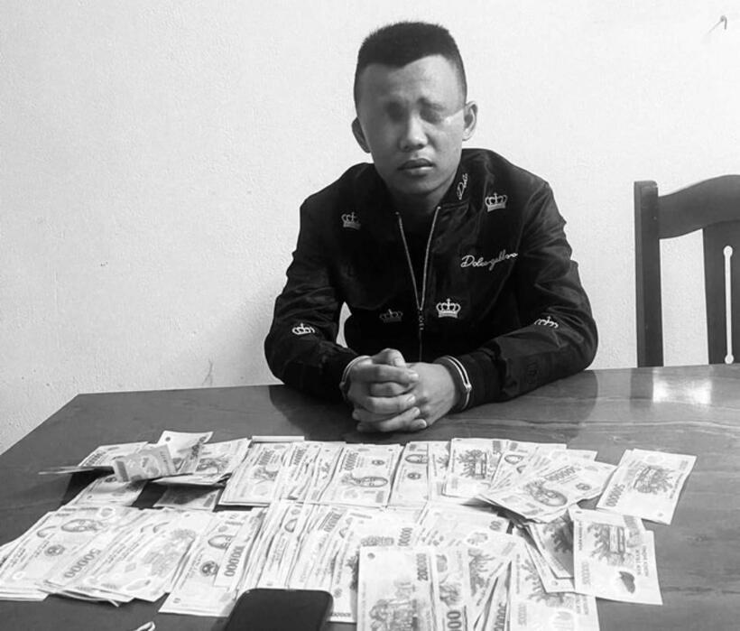 Đối tượng và số tiền trộm được từ heo đất. Ảnh: Lao Động.