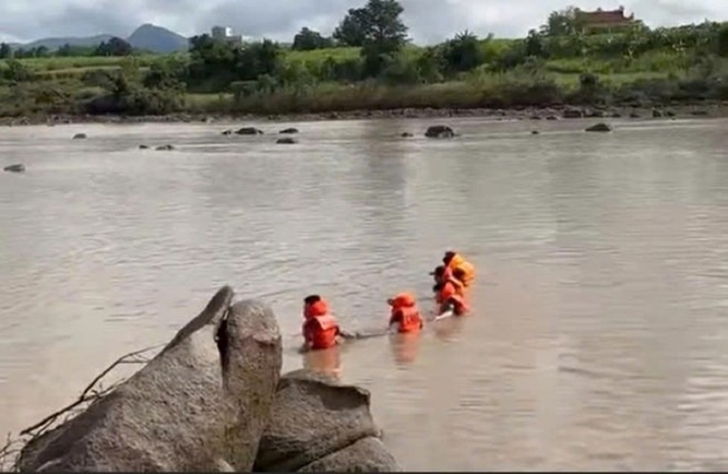 Lực lượng cứu hộ tìm kiếm nạn nhân. Ảnh: Lao động