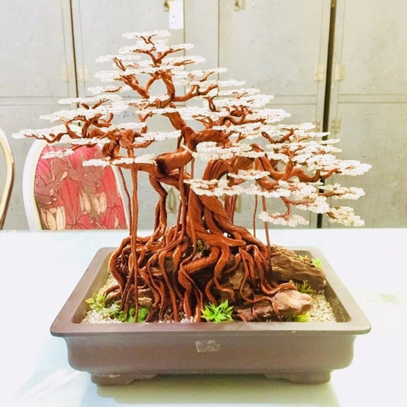 Cây bonsai từ kim loại được tạo hình tỉ mỉ, đẹp mắt.