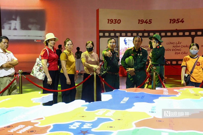 Nhiều cựu chiến binh ca hát giao lưu cùng người dân trong ngày bế mạc triển lãm.