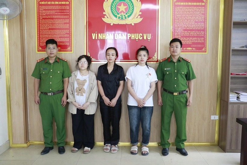 Các đối tượng Vi Thị Lan, Lô Thị Vuông và Lô Thị Nhâm tại Cơ quan Công an. Ảnh: Dân trí