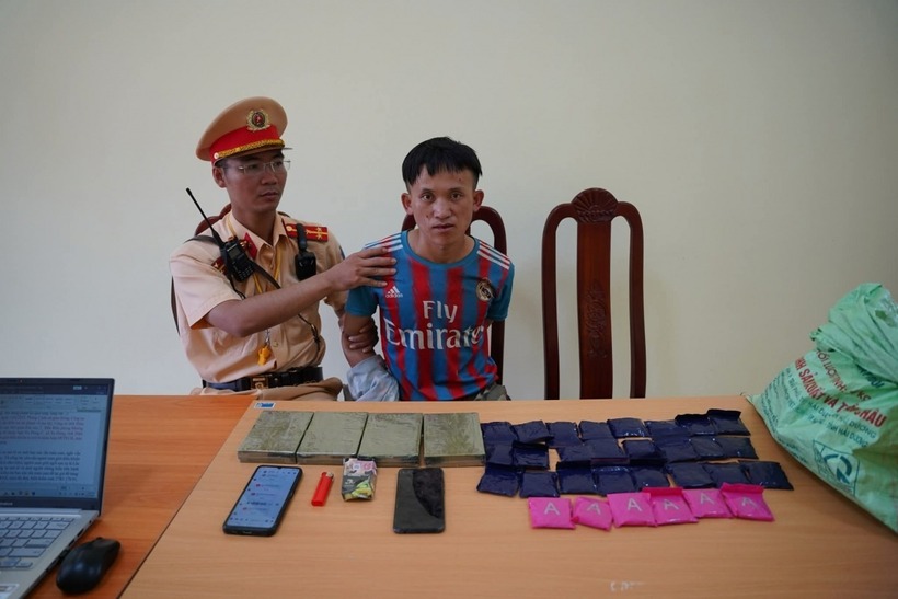 Đối tượng tượng Sùng A Súa cùng tang vật. Ảnh: VOV.