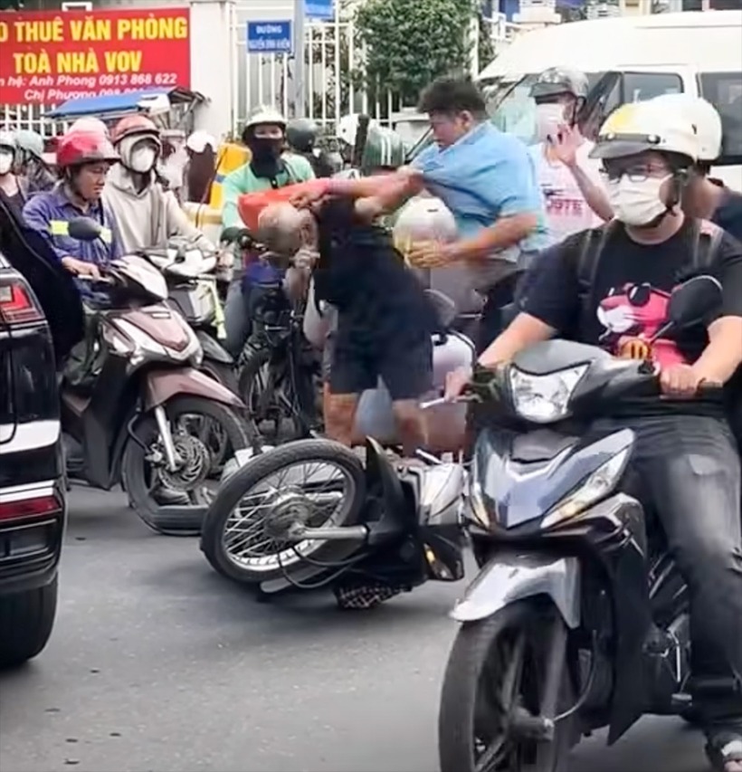 Hình ảnh cụ ông bị Nguyễn Lâm Minh Tuấn hành hung giữa đường. Ảnh: VietNamNet