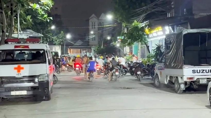 Người dân tập trung rất đông để xem lực lượng công an điều tra vụ việc. (Ảnh: Pháp luật TP.HCM)