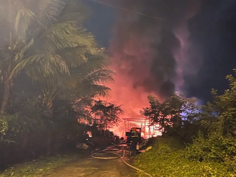 Cảnh sát PCCC huy động nhiều phương tiện và cán bộ đến hiện trường dập lửa. (Ảnh: PLO)