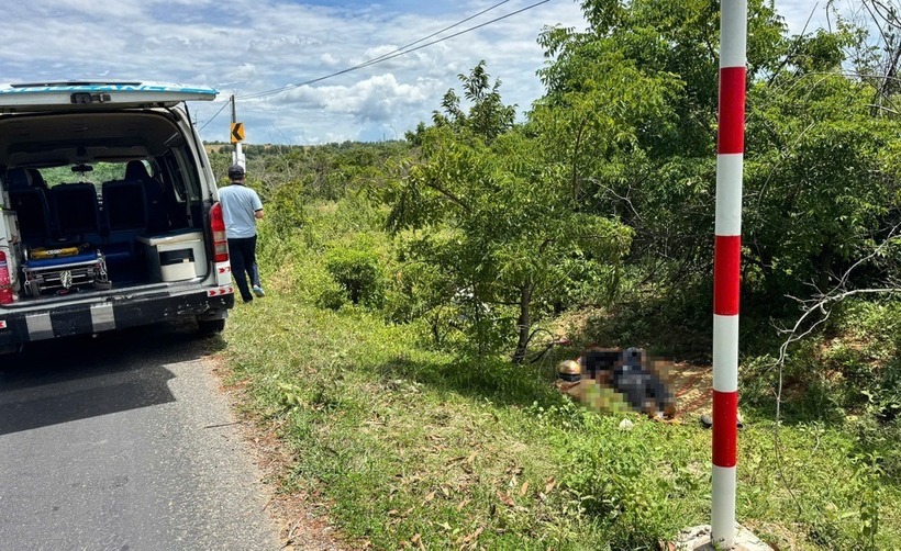 Thi thể nạn nhân được người dân phát hiện cạnh tỉnh lộ ở Lâm Đồng. (Ảnh: Dân trí)