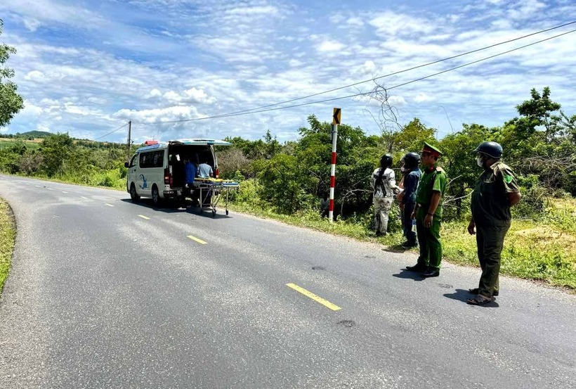 Thi thể nạn nhân được đưa về sau khi công an khám nghiệm. (Ảnh: Lao động)