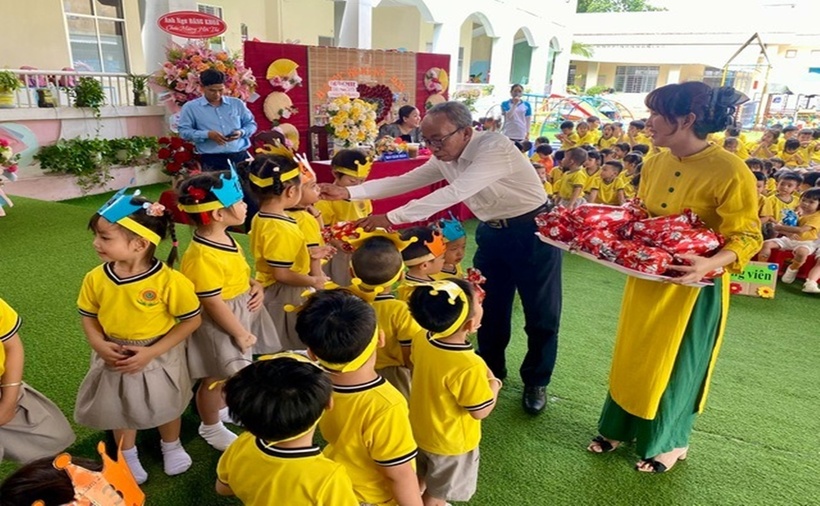 Luật gia Lê Quốc Trung, Chủ tịch Hội Luật gia Tp.Cần Thơ trao quà cho các bé tại Hội thi "Rung chuông vàng" với chủ đề "Bé với An toàn Giao thông".