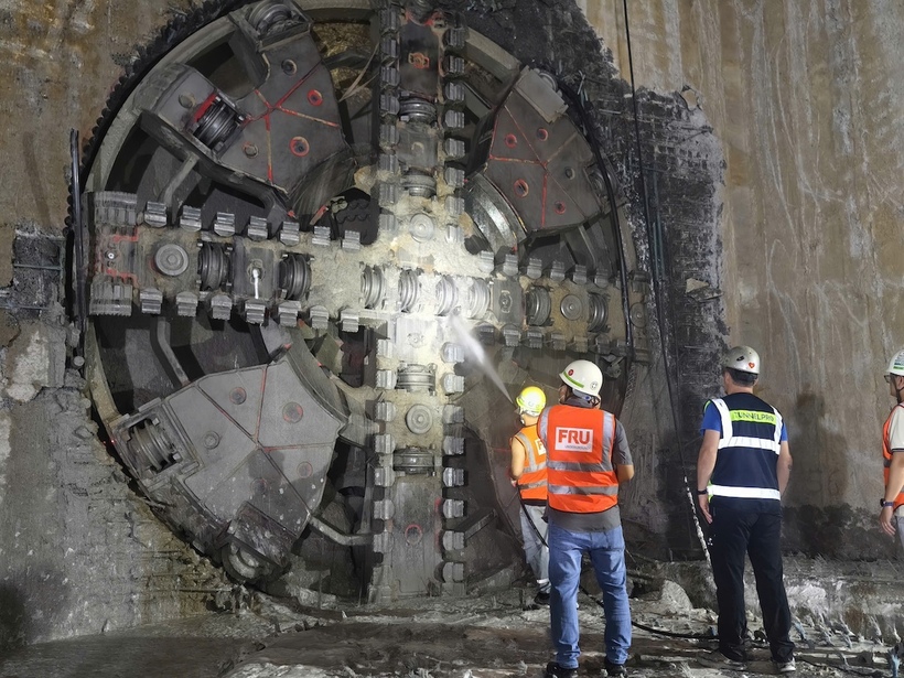 Đúng 11h ngày 15/9, máy đào hầm TBM số 2 có tên "Táo bạo" đã chính thức tiến vào ga ngầm S10 - Cát Linh