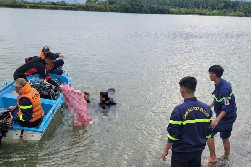 Lực lượng chức năng tìm kiếm và vớt thi thể nam thanh niên. Ảnh: