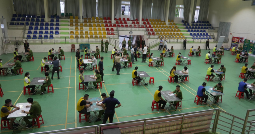 Lực lượng Công an tiến hành lấy lời khai của các đối tượng trong vụ án.