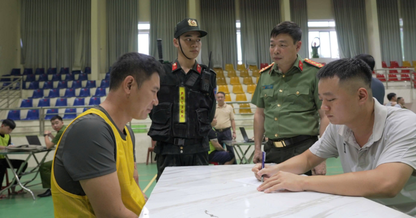 Đại tá Nguyễn Quang Vinh, Giám đốc Công an tỉnh trực tiếp tham gia lấy lời khai các đối tượng.