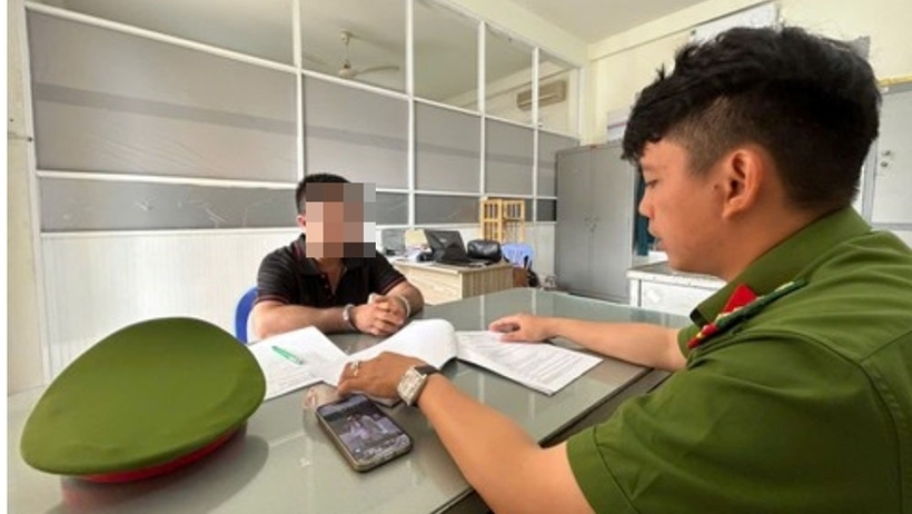 Đối tượng Nghiệp làm việc với công an. Ảnh: VOV