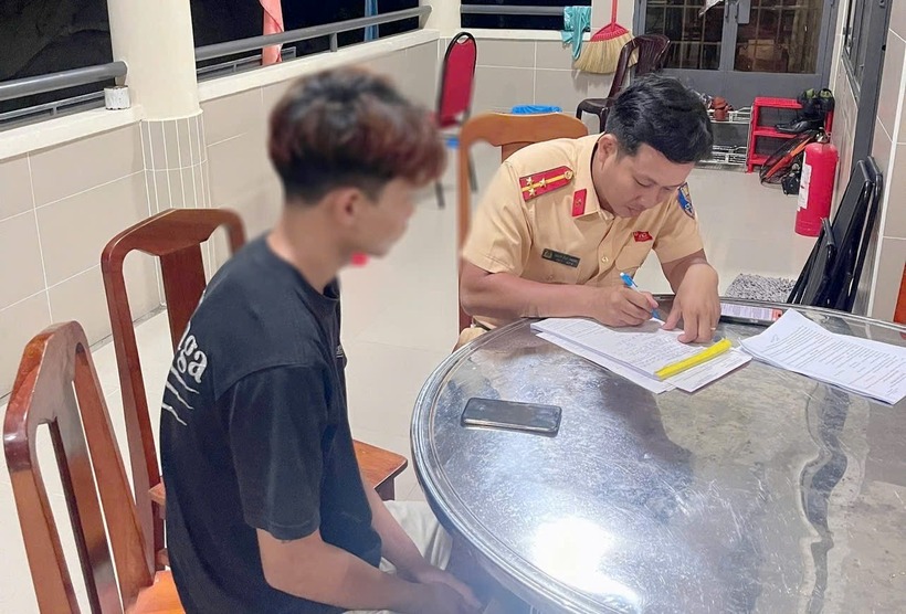 Đội CSGT đường bộ số 2 lập biên bản đối với P.X.T.Đ. (Ảnh: Công an Hà Nội)