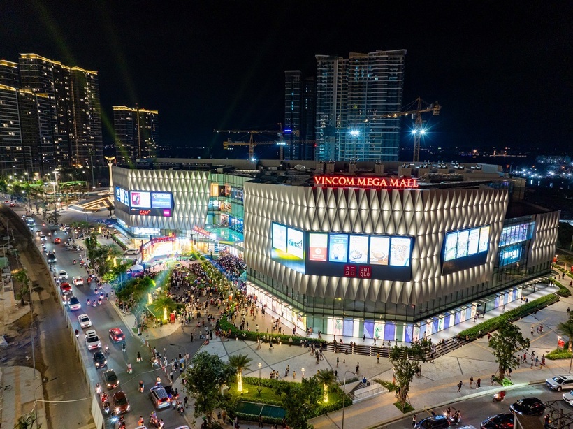 Từ The Opus One, cư dân chỉ cần vài phút đi bộ để đến với Vincom Mega Mall Grand Park