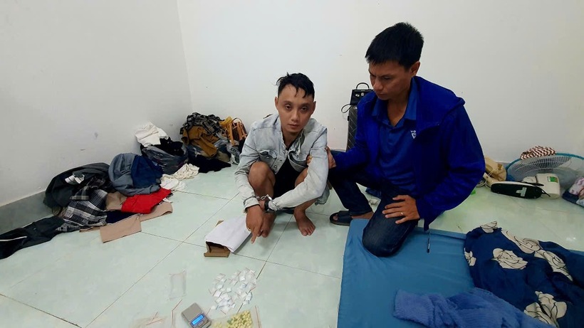 Khám xét nơi ở của Nguyễn Văn Lâm Công an thu giữ nhiều ma túy. (Ảnh: Bộ Công an)