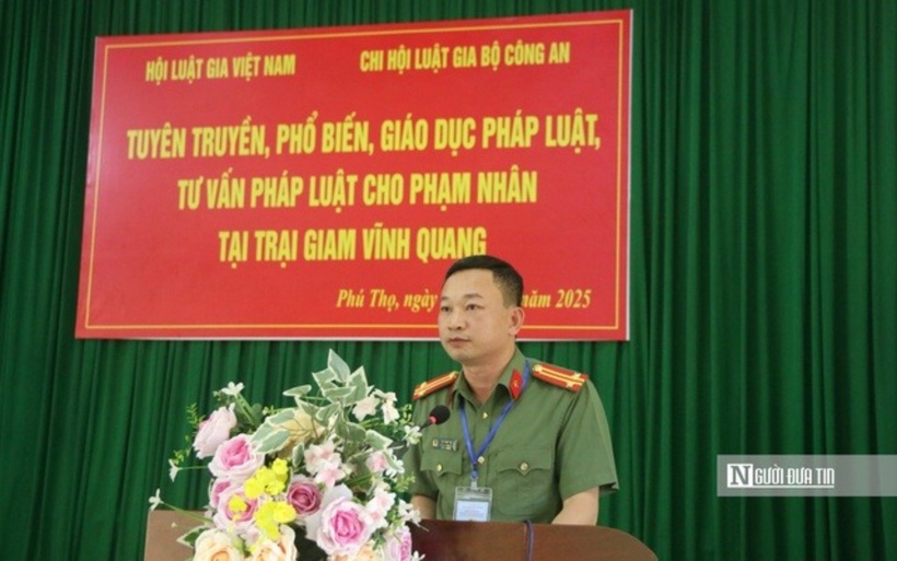 Trung tá Đào Anh Tới - Chi hội phó Chi hội Luật gia Bộ Công an tại buổi tuyên truyền.