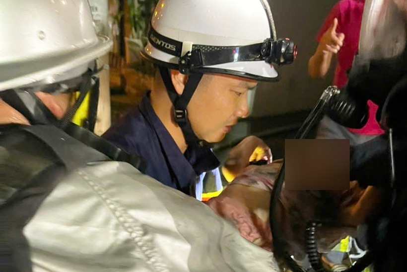 Cảnh sát PCCC đưa được 3 nạn nhân ra bên ngoài an toàn. Ảnh: VietNamnet