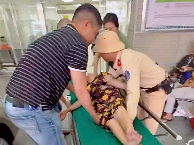 Tổ công tác đưa bệnh nhân vào khoa cấp cứu Bệnh viện 108.