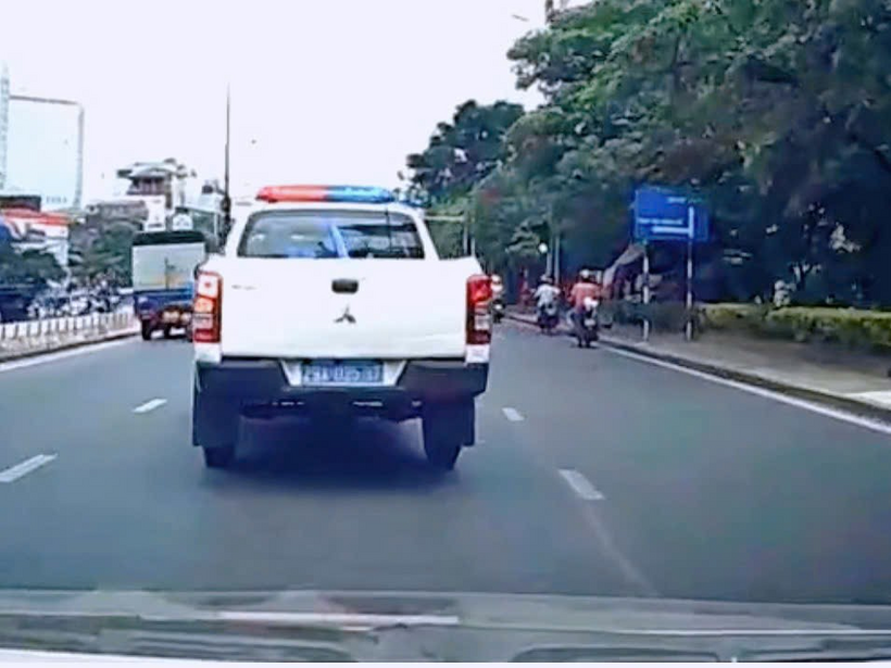 CSGT Hà Nội mở đường, hỗ trợ xe chở người dân đi cấp cứu.