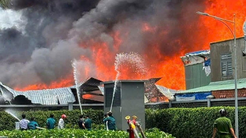 Ngọn lửa bùng phát dữ dội. (Ảnh: VOV)