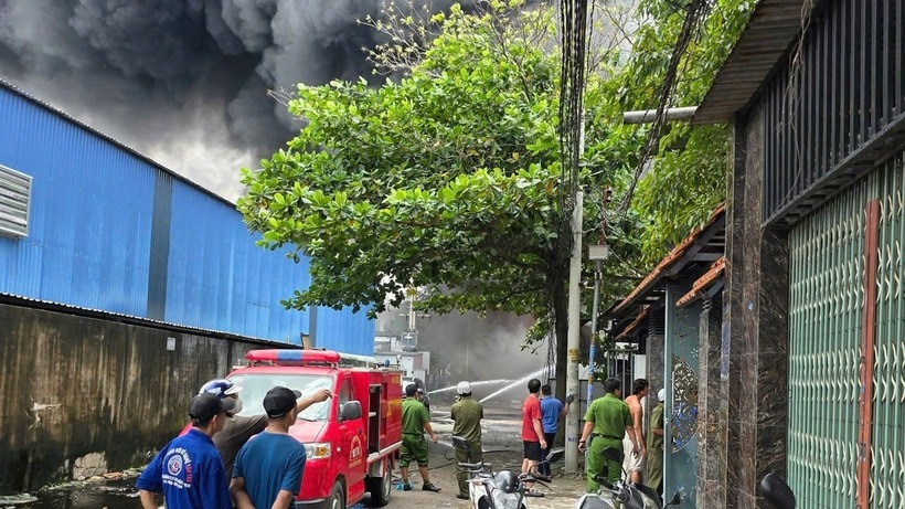 Lực lượng chức năng chia nhiều hướng dập lửa. (Ảnh: VOV)