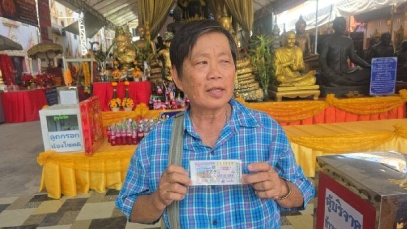 Bà Rosukon vô cùng bất ngờ khi trong số hàng tồn có tới 6 tấm vé trúng giải. Ảnh: Khaosod