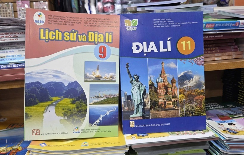 Hình ảnh sách giáo khoa Lịch sử và Địa lý 9, Địa lý 11 hiện hành. Ảnh: VnExpress