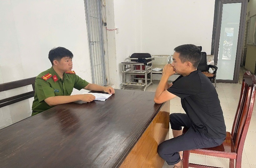 Công an phường Hoàn Kiếm làm với với đối tượng truy nã. Ảnh: Công an TP.Hà Nội