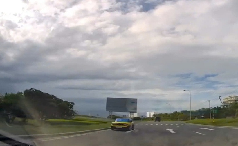 Chiếc xe do bà V. điều khiển chạy ngược chiều trên đại lộ Nguyễn Tất Thành. (Ảnh: Cơ quan công an)