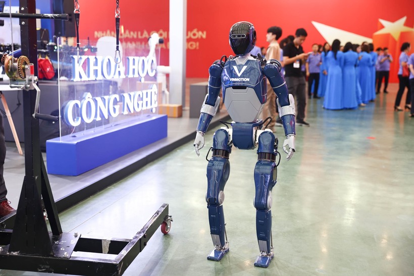 Robot hình người do Việt Nam phát triển. Ảnh: Vnexpress.