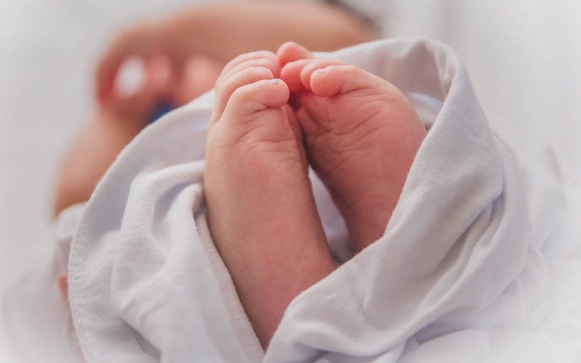 Người chồng kiên quyết đòi bằng được khoản tiền sính lễ thì mới cho con quay về với mẹ. Ảnh minh họa.