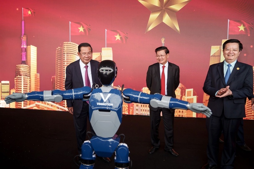 Dàn robot “make-in-Vietnam” của VinMotion đã có vinh dự “giao lưu trực tiếp” với Tổng Bí thư, Chủ tịch nước Lào Thongloun Sisoulith và Chủ tịch Đảng Nhân dân Campuchia Hun Sen