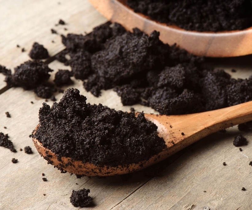 Bã cà phê có khả năng hút mùi rất tốt, giữ cho không gian bên trong tủ luôn thơm mát.