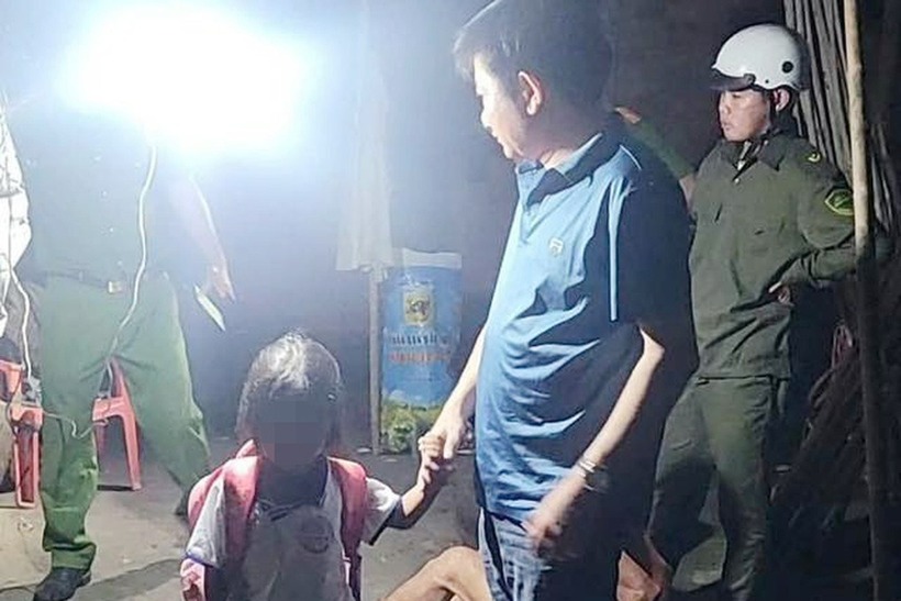 Công an giải cứu bé gái 6 tuổi an toàn. (Ảnh: VNN)