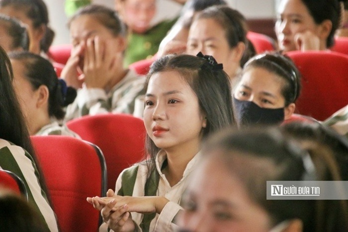 Các phạm nhân tập trung lắng nghe tại buổi tuyên truyền.