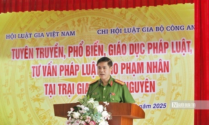 Thượng tá Lê Xuân Lựa (Cục Cảnh sát quản lý trại giam, cơ sở giáo dục bắt buộc, trường giáo dưỡng, Bộ Công an) tuyên truyền về quyền và nghĩa vụ của phạm nhân.