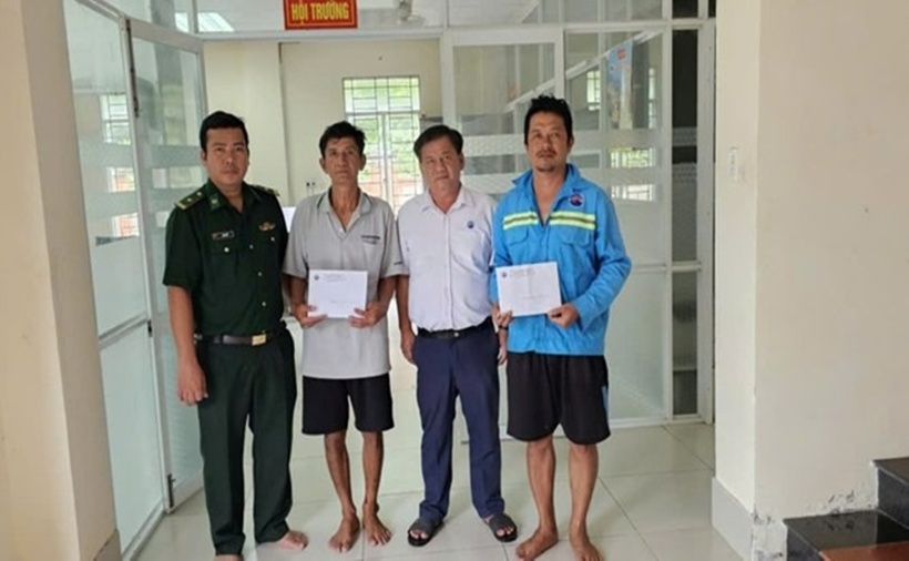 Trao hỗ trợ cho các nạn nhân bị sóng đánh chìm tàu đã được kịp thời cứu vớt vào sáng nay. (Ảnh: Biên phòng)