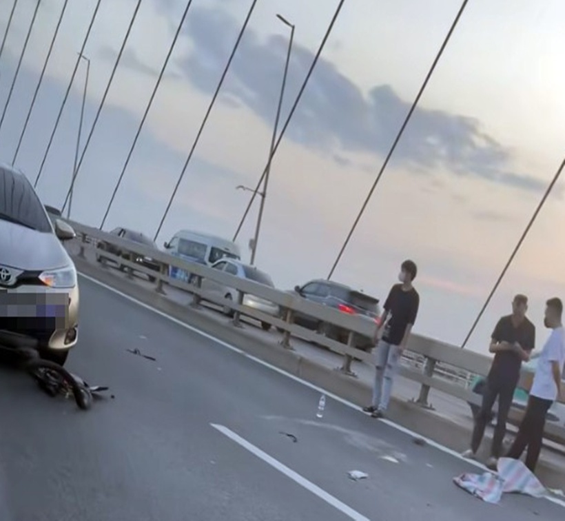 Người đi xe đạp va chạm trực diện với ô tô. (Ảnh: Tiền phong)