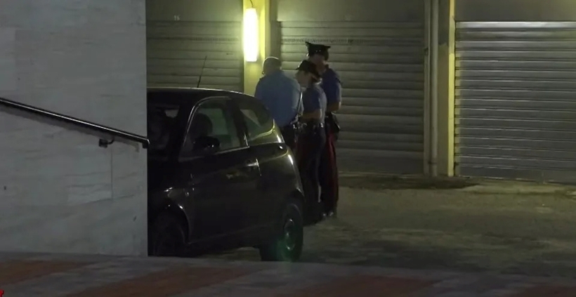 Lực lượng chức năng có mặt ở tòa nhà nơi xảy ra vụ việc. Ảnh: Daily Mail